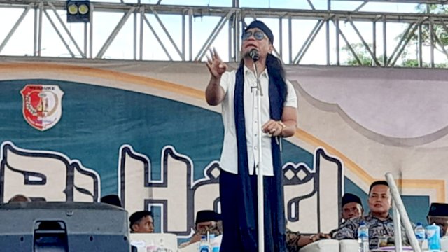 Ulama Kondang asal Yogyakarta, Gus Mifta, saat memberikan Tausyiah di Distrik Kurik, Kabupaten Merauke, Sabtu (25/05/2024). (Foto: Hendrik Resi / republiknews.co.id)