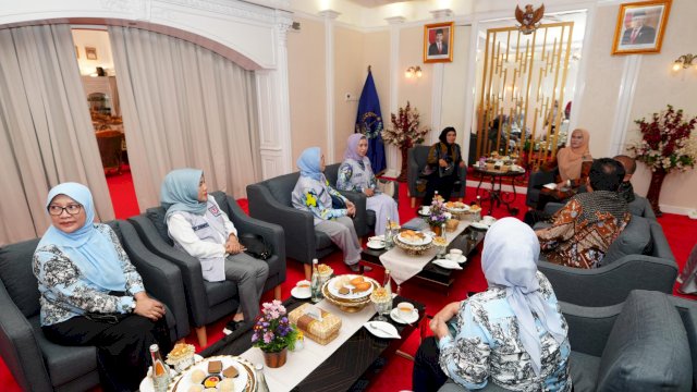 Pj Ketua TP PKK Sulsel Ninuk Triyanti Zudan, saat menerima kunjungan pengurus YKI Cabang Sulsel, Perwosi Sulsel, dan PII Sulsel, Sabtu (25/05/2024). (Istimewa)