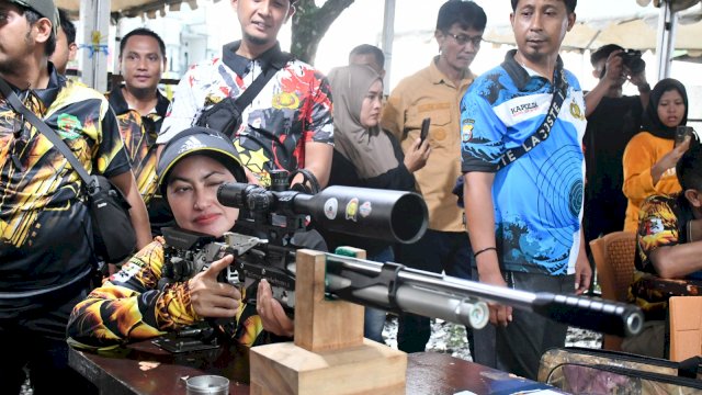 Bupati Luwu Utara Indah Putri Indriani menunjukkan keahlian menembaknya di Tournament Menembak Indah 2024 di halaman kantor Golkar Luwu Utara. (ist)