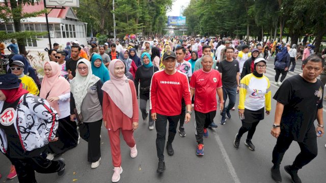 Pj Gubernur Sulsel Prof Zudan Arif Fakrulloh bersama Pj Ketua PKK Sulsel Ninuk Triyanti Zudan saat mengikuti Jalan Sehat di CFD Jl. Sudirman Makassar, Minggu (26/05/2024). (Istimewa)