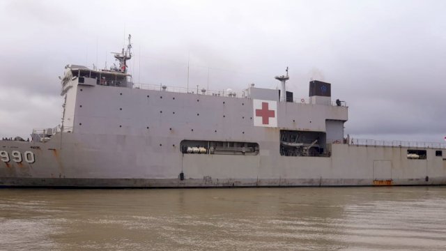 KRI dr. Soeharso pengangkut Alsintan tiba di Dermaga Yos Soedarso Kabupaten Merauke. (Foto: Hendrik Resi / republiknews.co.id)