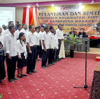 Lantik 66 Pandis, Ketua Bawaslu Merauke: Pengawas Pemilu Harus Bekerja Jujur
