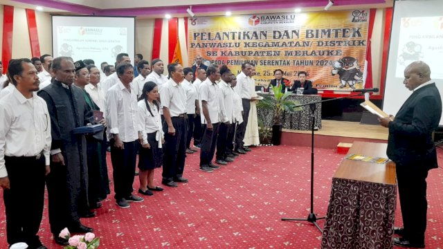 Pelantikan Panwas Distrik se Kabupaten Merauke. (Foto: Hendrik Resi / republiknews.co.id)