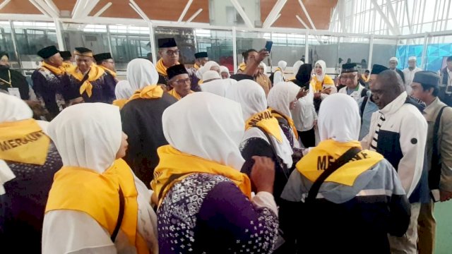Bupati Merauke Romanus Mbaraka, memberi salam kepada para Jemaah Calon Haji Merauke di ruang keberangkatan Bandara Mopah, Senin (27/05/2024). (Foto: Hendrik Resi / republiknews.co.id)