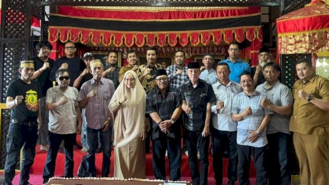 Keluarga Kerajaan Gowa berfoto bersama Kadisparbud Gowa Tenriwati Tahri (tengah) dan jajaran usai melaksanakan Rapat Persiapan Accera Kalompoang, di Musuem Balla Lompoa, Senin, (27/05/2024). (Dok. Chaerani/Republiknews.co.id) 