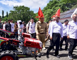 Mentan Amran Serahkan Bantuan Pertanian Senilai Rp 410 Miliar di Sulsel