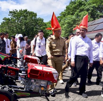 Mentan Amran Serahkan Bantuan Pertanian Senilai Rp 410 Miliar di Sulsel