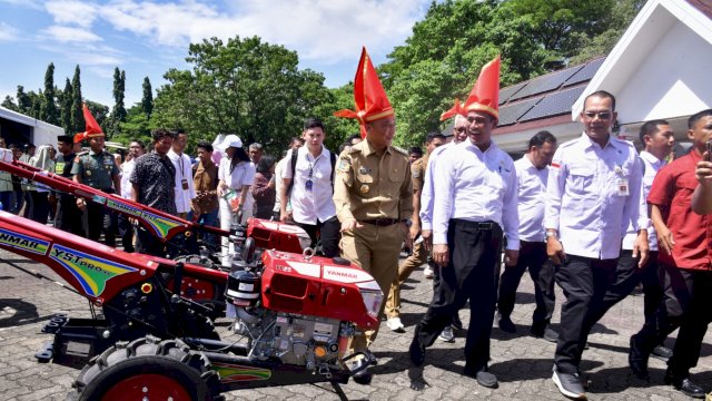 Menteri Pertanian Andi Amran Sulaiman, bersama Pj Gubernur Sulsel Prof Zudan Fakrulloh, meninjau alat mesin pertanian yang akan disalurkan untuk masyarakat Petani, Senin (27/05/2024). (Istimewa)