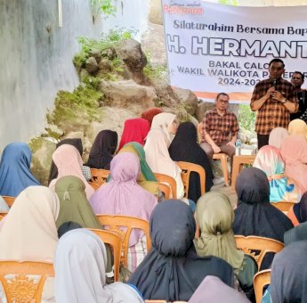 Silaturahmi dan Sosialisasi di Lumpue, Hermanto Janji Tindaklanjuti Keluhan Warga Terkait Jalan Rusak