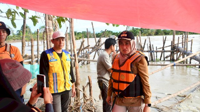 Bupati Luwu Utara Indah Putri Indriani bersama Koordinator Wilayah Luwu Raya Balai Besar Wilayah Sungai Pompenga Jeneberang saat meninjau tanggul jebol di desa Pombakka Malangke Barat.