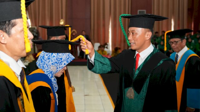 Pj Gubernur Sulsel Prof Zudan Arif Fakrulloh, saat ikut menghadiri pengukuhan tiga Guru Besar UIN Alauddin, Selasa (28/05/2024). (Istimewa)