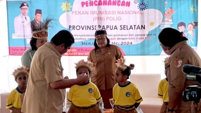Sekda Papua Selatan, Maddaremmeng, memberikan tetesan vaksin polio kepada anak secara simbolis. (Foto: Pemprov PPS)