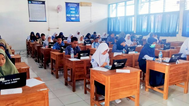 Proses OSN di salah satu ruangan SMPN 1 Raha. (Foto: Rustam / Republiknews.co.id)