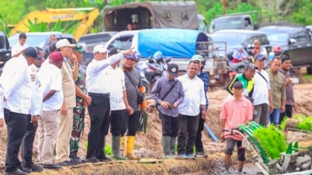 Menteri Pertanian RI Andi Amran Sulaiman, meninjau penanaman padi perdana menggunakan sistem mekanisasi di Kampung Ngguti Bob, Tanah Miring, Kabupaten Merauke. (Foto: Hendrik / republiknews.co.id)