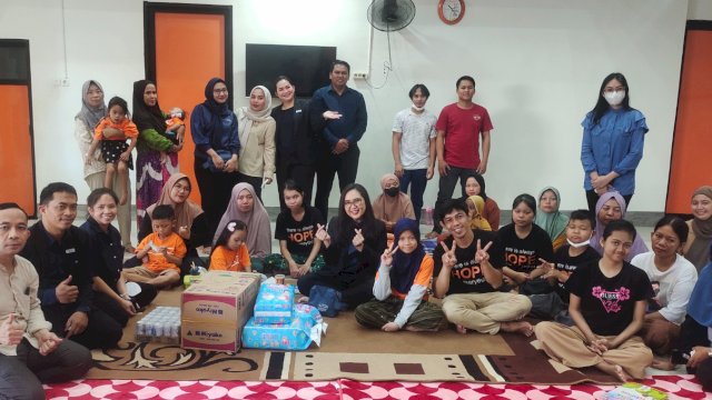 Manajemen Aston Makassar saat berkunjung di Rumah Harapan Indonesia di Makassar dalam rangka peringatan HUT Aston Makassar ke-12 Tahun. (Dok. Aston Makassar)