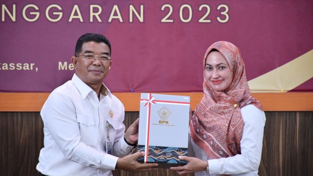 Bupati Luwu Utara Indah Putri Indriani menyerahkan Laporan Keuangan Pemerintah Daerah (LKPD) Luwu Utara Tahun Anggaran (TA) 2023 di kantor BPK RI perwakilan Sulawesi Selatan. (ist)