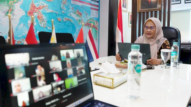 Pj Ketua TP PKK Sulsel Ninuk Triyanti Zudan, melakukan rapat secara virtual dengan pengurus TP PKK Sulsel, Rabu (28/05/2024). (Istimewa)