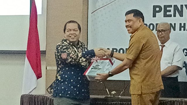 Sekda Kabupaten Muna, Eddi Uga, saat menerima penghargaan WTP dari Kepala Badan Pemeriksaan Keuangan (BPK) Republik Indonesia (RI) Perwakilan Sulawesi Tenggara. (Istimewa)