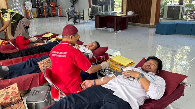 Pegawai PLN UID Sulselrabar nampak antusias dalam mengikuti kegiatan donor darah yang bekerja sama dengan Dinas Kesehatan UPT Transfusi Darah Pemerintah Provinsi Sulawesi Selatan, pada Senin (27/05/2024).