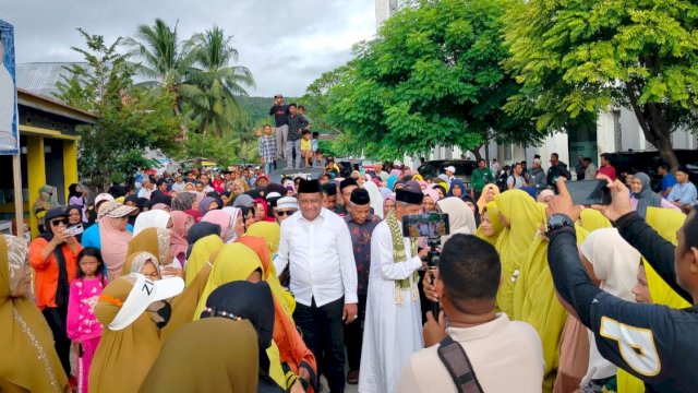 Bakal Calon Bupati dan Wakil Bupati Buton Tengah Samahuddin dan Amaluddin, didampingi ribuan pendukungnya saat mengembalikan berkas pendaftaran di PKN, Rabu (29/05/2024). (Istimewa)