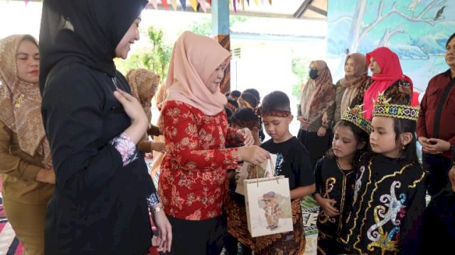 Penasehat Darma Wanita Persatuan (DWP) Kukar Fetty Puja Amelia Rendi Solihin, saat memberikan bingkisan kepada anak-anak. (Istimewa)