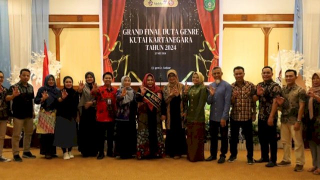 Bunda GenRe Kukar, Maslianawati Edi Damansyah, melakukan foto bersamasaat Grand Final Apresiasi Duta Generasi Berencana, Sabtu (25/5/2024). (Istimewa)