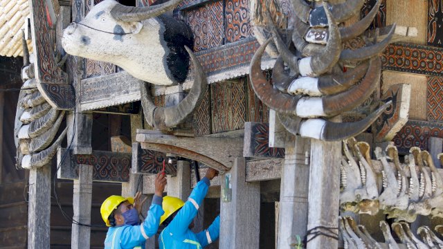 Petugas PLN melakukan penyambungan listrik bagi pelanggan baru di Toraja, Sulawesi Selatan. (Foto: Istimewa)