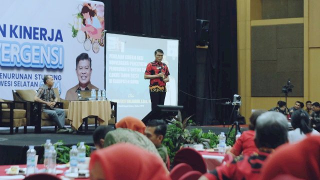 Sekretaris Tim Percepatan Penurunan Stunting Kabupaten Gowa, Sofyan Daud saat memaparkan kinerjanya, di sela-sela Penilaian Kinerja Konvergensi Percepatan Penurunan Stunting Provinsi Sulawesi Selatan Tahun 2024 (Locus Tahun 2023), di Swis-Bellin Hotel Makassar, kemarin. (Dok. Humas Gowa)