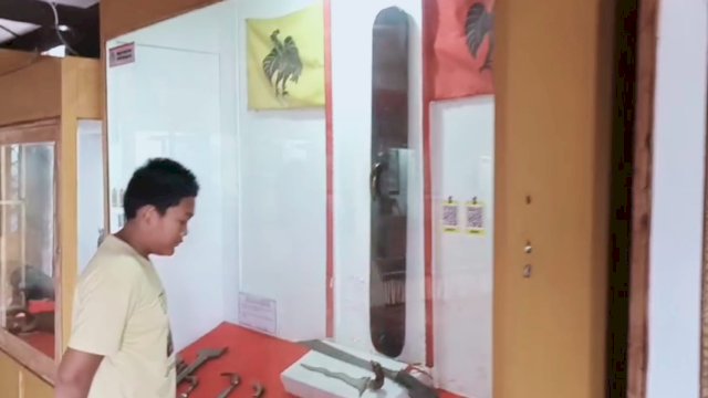 Seorang anak saat melihat koleksi benda-benda Kerjaan Gowa, di Musuem Balla Lompoa, kemarin. (Dok. Istimewa)