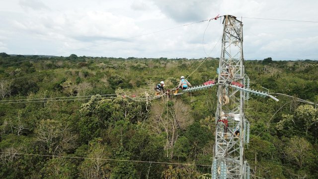 PT PLN (Persero) terus mendukung pertumbuhan ekonomi dalam negeri dengan optimalisasi penggunaan komponen dalam negeri. Di antaranya barang, jasa dan gabungan barang jasa khususnya dalam pelaksanaan PIK di Sulawesi. (Dok: PLN UIP Sulawesi)
