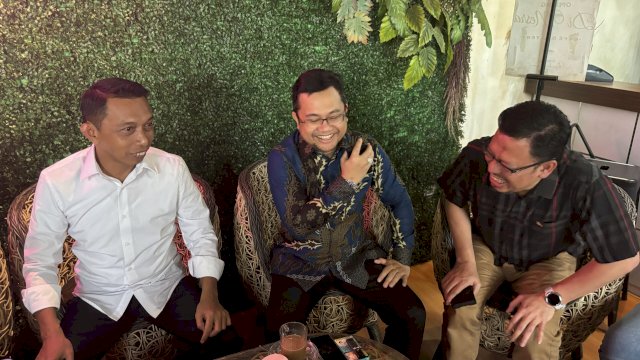 Bakal calon Bupati Gowa, Darmawangsyah Muin ngopi bareng dengan Sekretaris DPW NasDem Sulsel, Syaharuddin Alrif di Warkop Sija, Sungguminasa, Gowa, Rabu (22/5/2024). (Foto: Istimewa)