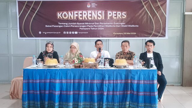 Ket : KPU Kota Parepare saat melakukan Konferensi Pers terkait Syarat Minimal dan Persebaran Dukungan Bakal Pasangan Calon Perseorangan pada Pemilihan Wali Kota dan Wakil Wali Kota Parepare Tahun 2024.