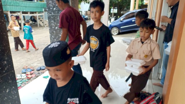 Suasana program Jumat Berkah yang digelar Huadi Group di Masjid Nurul Ikhlas, Dusun Kayuloe, Kabupaten Bantaeng, Jumat (3/5/2024). (Foto: Istimewa)