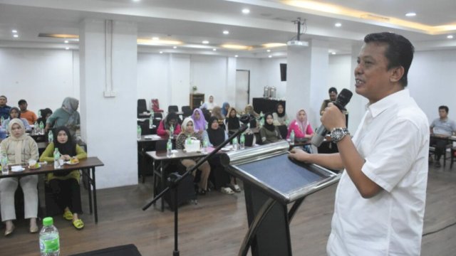 Anggota DPRD Makassar, Abdul Wahab Tahir saat menggelar FGD Ranperda nomor 8 tahun 2023 tentang Inovasi Daerah di Hotel Royal Bay Makassar, Makassar, Senin (22/1/2024). (Foto: Istimewa)