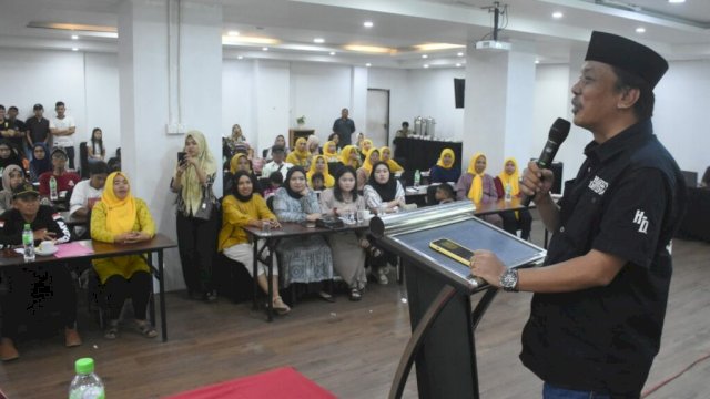 Anggota DPRD Makassar, Abdul Wahab Tahir saat menggelar sosialisasi Perda nomor 6 tahun 2019 tentang Kepemudaan di Hotel Royal Bay Makassar, Jumat (9/2/2024). (Foto: Istimewa)