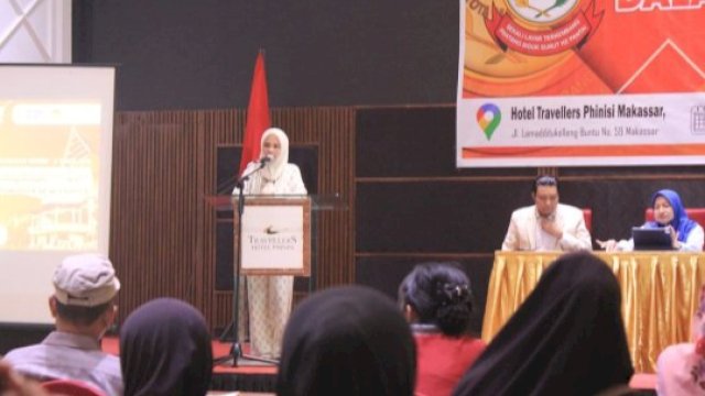 Anggota DPRD Makassar, Irmawati Sila saat menyosialisasikan Perda Nomor 5 Tahun 2019 tentang Pelaksanaan Pengarusutamaan Gender (PUG) dalam pembangunan di Hotel Travellers Phinisi Makassar, Jalan Lamadukalleng, Makassar, Sabtu (16/3/2024). (Foto: Istimewa)