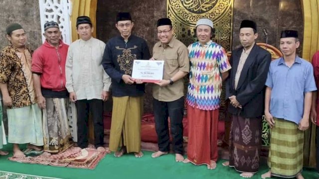 Sekretaris DPRD Makassar, H Dahyal menyerahkan dana hibah Pemkot Makassar ke Masjid Jannatul Firdaus di Biring Romang, Makassar, Jumat (22/3/2024). (Foto: Istimewa)