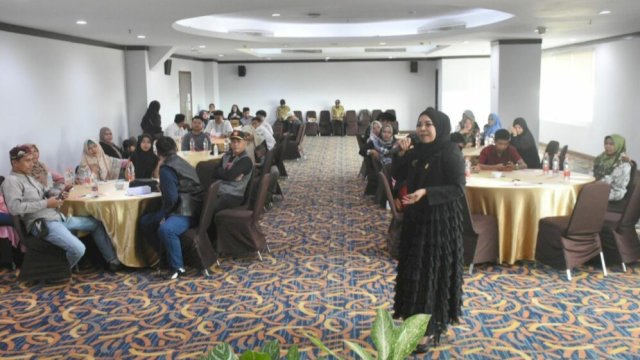 Anggota DPRD Makassar, Nunung Dasniar saat menyosialisasikan Perda Nomor 2 Tahun 2008 di Hotel Grand Maleo, Makassar, Sabtu (23/3/2024). (Foto: Istimewa)