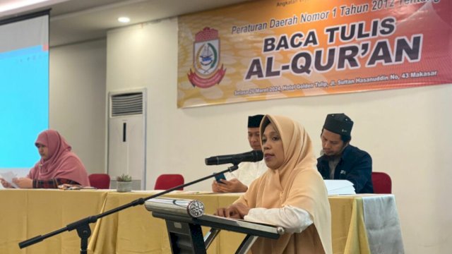 Anggota DPRD Makassar, Yeni Rahman saat menyosialisasikan Perda Nomor 1 Tahun 2012 tentang Pendidikan Baca Tulis Al-Qur’an di Hotel Golden Tulip, Makassar, Selasa (26/3/2024). (Foto: Istimewa)