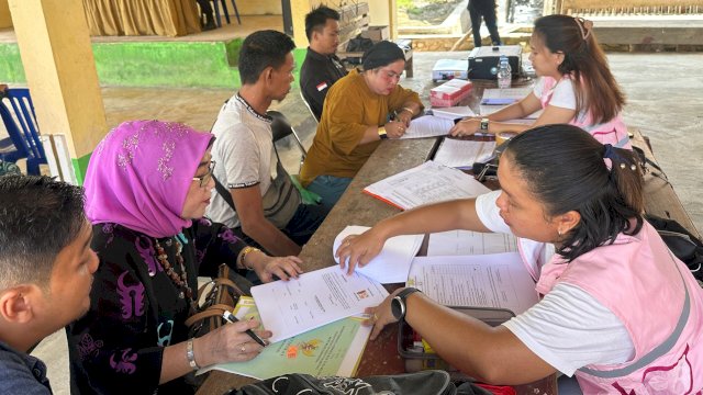 Proses pembayaran pengadaan tanah pembangunan SUTT 150kV Marisa-Moutong Sec.3, di Kecamatan Taopa, Sulawesi Tengah mulai dilakukan PLN melalui UPP Sulut, di Kantor Cat Tappa, kemarin. (Dok. Humas PLN UIP Sulawesi)