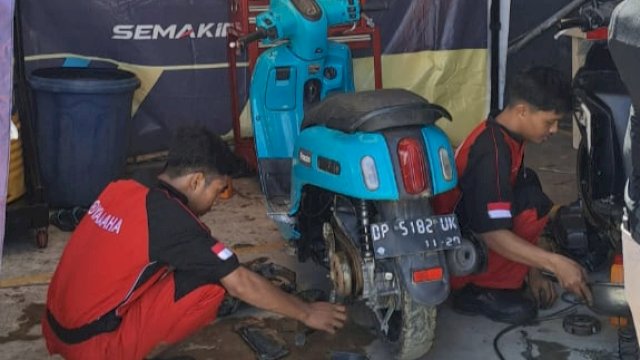 Tim mekanik Yamaha sedang melayani servis dan ganti oli sepeda motor konsumen. (Foto: Istimewa)