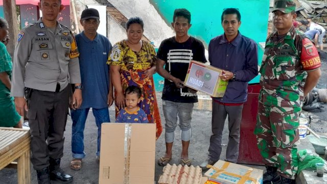 Pihak Huadi Group menyalurkan bantuan untuk korban kebakaran di Dusun Borong Ganjeng, Desa Bonto Tiro, Kecamatan Sinoa, Kabupaten Bantaeng, Kamis (9/5/2024). (Foto: Istimewa)