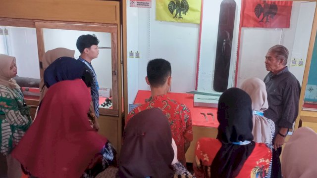 Mahasiswa dari berbagai provinsi saat berkunjung di Museum Balla Lompoa, kemarin. (Dok. Chaerani/Republiknews.co.id)