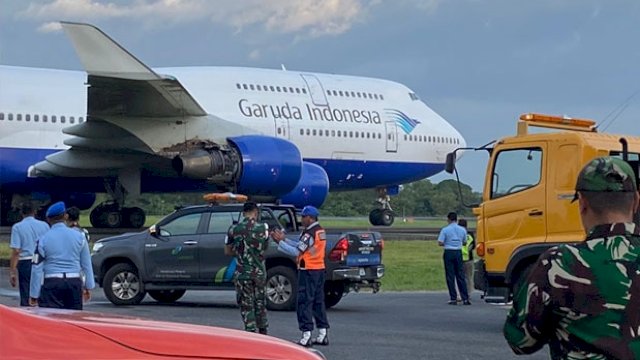 Kondisi pesawat Garuda pengangkut jemaah haji embarkasi Makassar yang mesinnya terbakar pada Rabu (15/5/2024). (Foto: Istimewa)