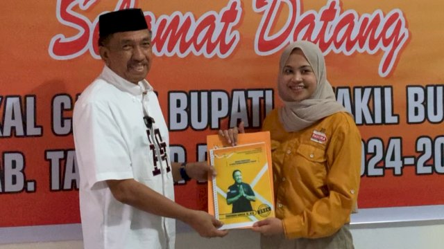 Bakal calon Bupati Takalar, Fahruddin Rangga saat melakukan pendaftaran di Partai Hanura, Rabu (15/5/2024). (Foto: Istimewa)