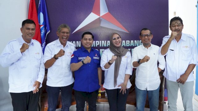 Bakal calon Bupati Barru, Andi Ina Kartika Sari saat mengembalikan formulir pendaftaran di Partai Demokrat, Kamis (16/5/2024). (Foto: Istimewa)