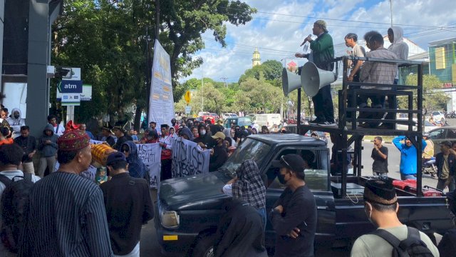 Ratusan atlet menggelar aksi damai di halaman depan Kantor Gubernur Sulsel, Jalan Urip Sumoharjo, Makassar, Jumat (17/5/2024). (Foto: Istimewa)