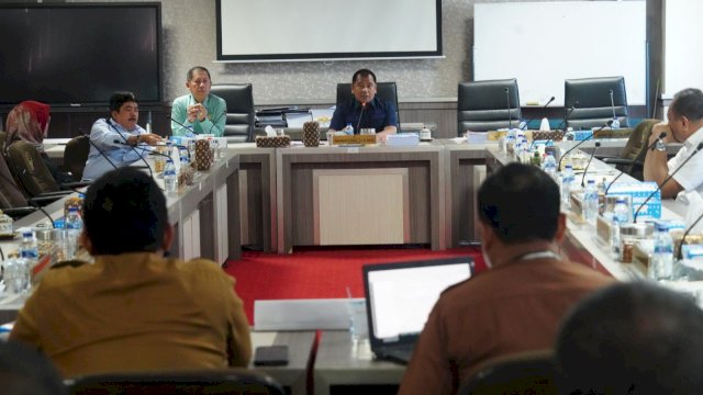 Komisi E DPRD Sulsel menggelar rapat kerja bersama Dinas Pendidikan (Disdik) Sulsel, Selasa (14/5/2024). (Foto: Istimewa)