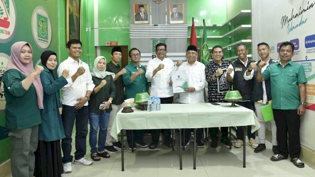 Bakal calon Gubernur Sulsel, Ilham Arief Sirajuddin (IAS) mengembalikan formulir pendaftaran di Kantor DPW PKB Sulsel, Jalan Toddopuli Raya Utara, Makassar, Jumat (17/5/2024). (Foto: Istimewa)