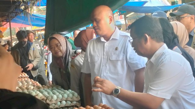 Anggota KPPU RI Hilman Pujana saat mengecek harga bahan pokok di Pasar Terong Makassar, kemarin. (Dok. Humas KPPU RI)